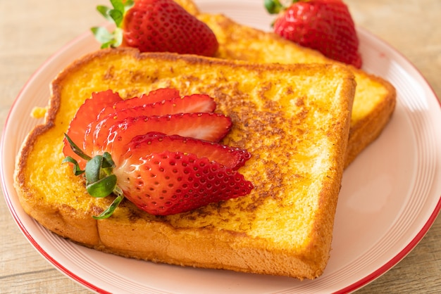 pain perdu aux fraises fraîches sur la plaque