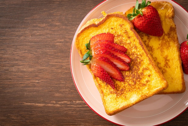 pain perdu aux fraises fraîches sur la plaque