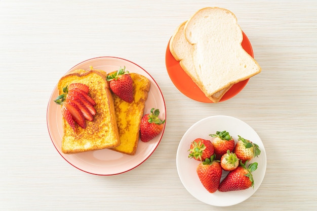 pain perdu aux fraises fraîches sur la plaque