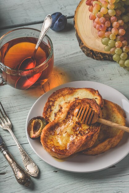 Pain perdu aux fruits au miel et thé