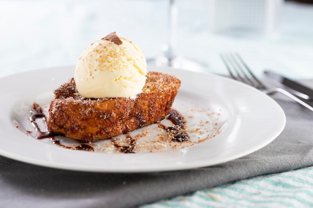 Pain perdu, dessert traditionnel de Noël brésilien. Connu au Brésil sous le nom de rabanada.