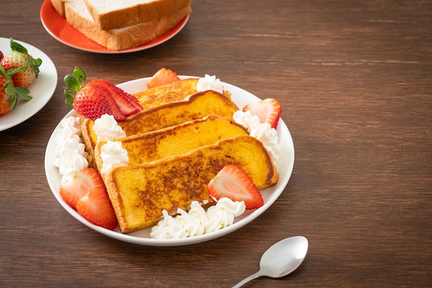 pain perdu maison avec fraise fraîche et crème fouettée