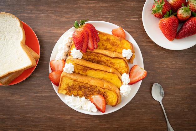 pain perdu maison avec fraise fraîche et crème fouettée