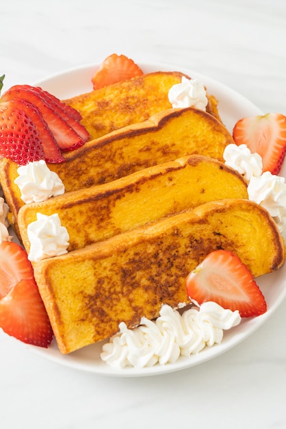 pain perdu maison avec fraise fraîche et crème fouettée