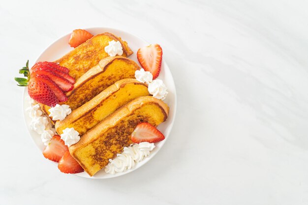 pain perdu maison avec fraise fraîche et crème fouettée