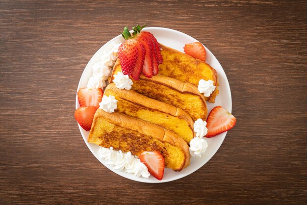 pain perdu maison avec fraise fraîche et crème à fouetter