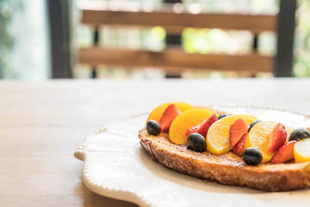 pain perdu avec des pêches, des fraises et des bleuets