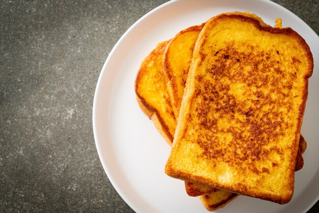 pain perdu sur plaque blanche pour le petit déjeuner