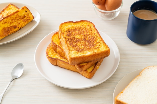 pain perdu sur plaque blanche pour le petit déjeuner