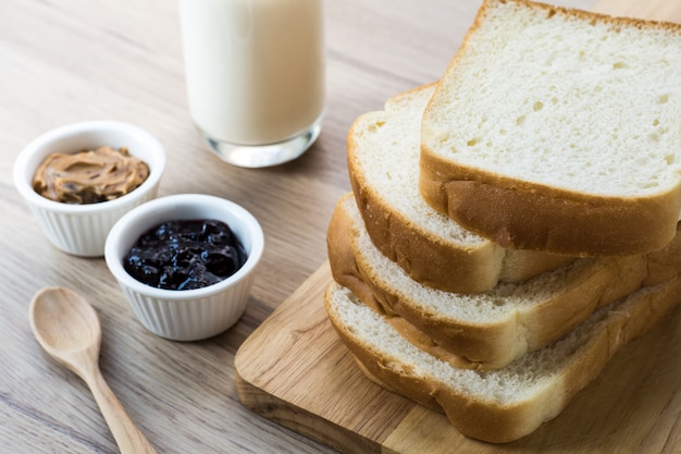 Photo pain petit déjeuner sur bois