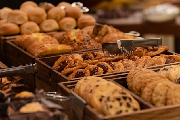 pain de petit-déjeuner dans un panier en demi-lune