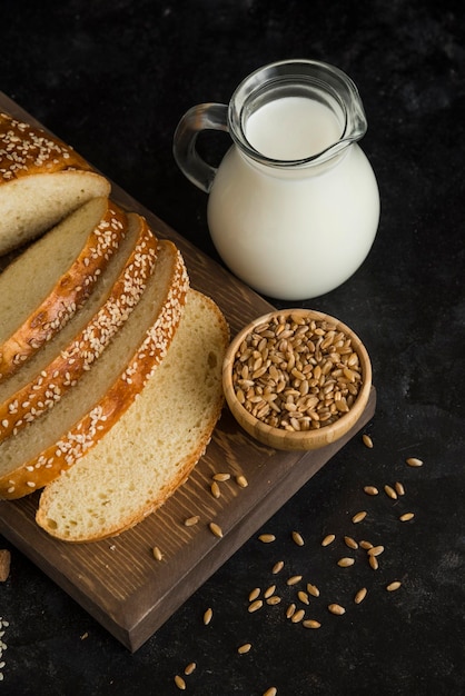 Pain de petit déjeuner avec du lait sur une planche à découper