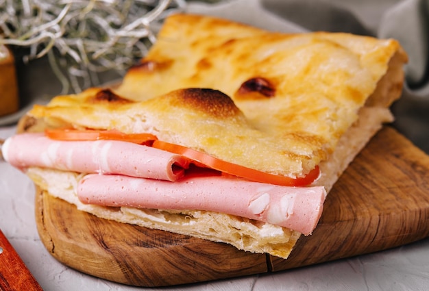 Pain pita frit au jambon gros plan