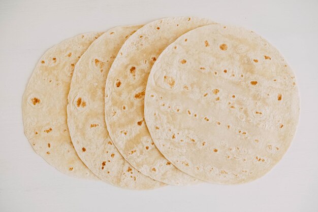 Pain pita mince sur un fond de table en bois blanc