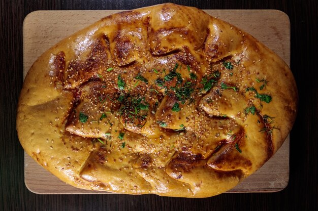 Pain pita sur planche à découper sur table en bois. Vue de dessus