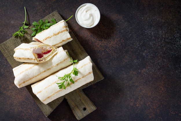 Pain pita shawarma avec poulet grillé légumes frais et sauce à la crème Vue de dessus avec espace de copie