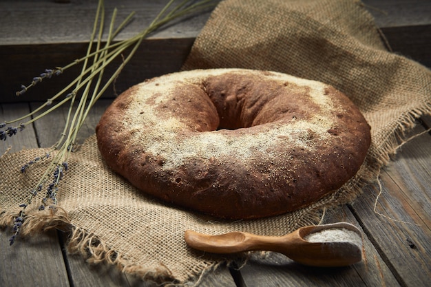 Pain sur une plaque de bois