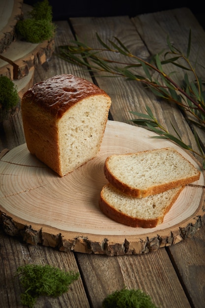 Pain sur une plaque de bois