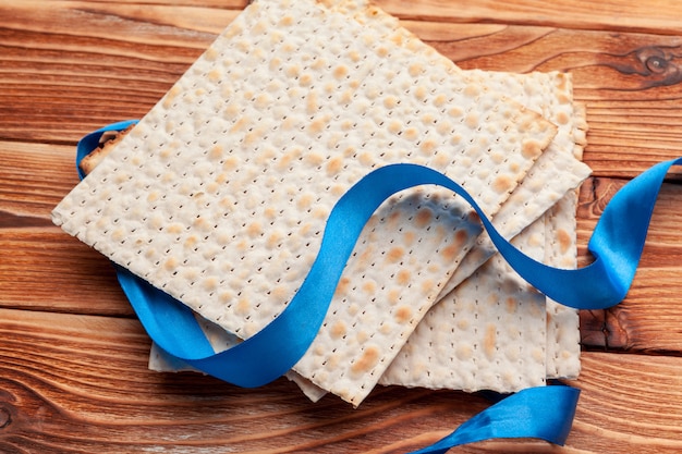 Pain plat matzo pour les fêtes juives et le ruban bleu