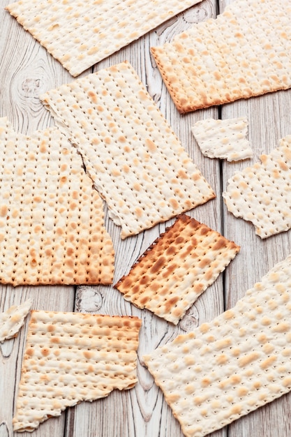 pain plat matzo pour les grandes fêtes juives sur la table