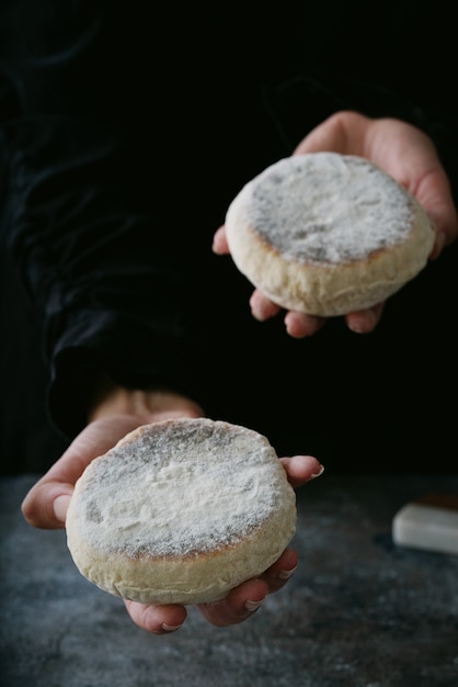 Pain plat traditionnel portugais Bolo Do Caco dans les mains des femmes. Mise au point sélective