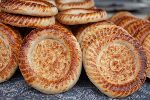 Pain plat traditionnel typique avec croûte croustillante au sésame juste cuit au tandoor sur l'affichage du marché