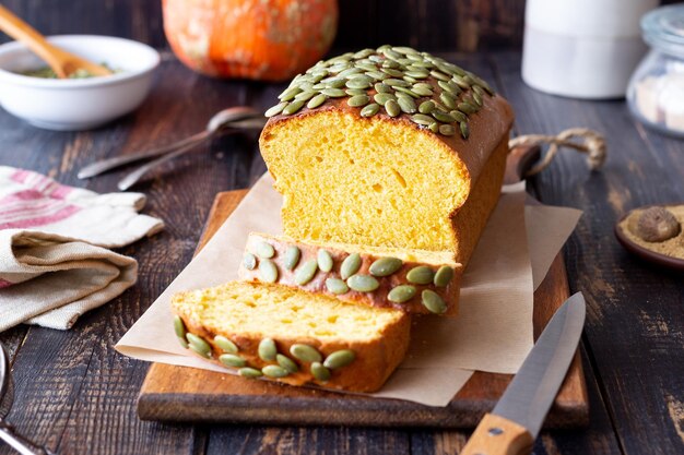 Pain de potiron aux graines. Pâtisserie. La nourriture végétarienne. Gâteau.