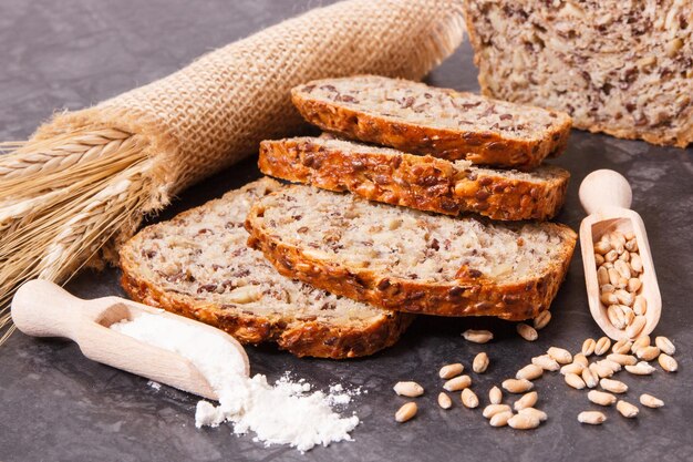 Pain pour le petit déjeuner ingrédients pour la cuisson et épis de seigle ou de blé