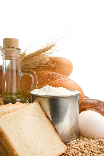 Pain et produits de boulangerie sur blanc