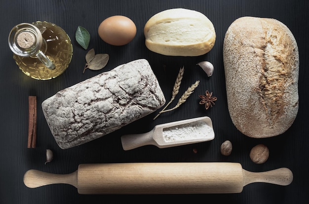 Pain et produits de boulangerie sur fond de bois