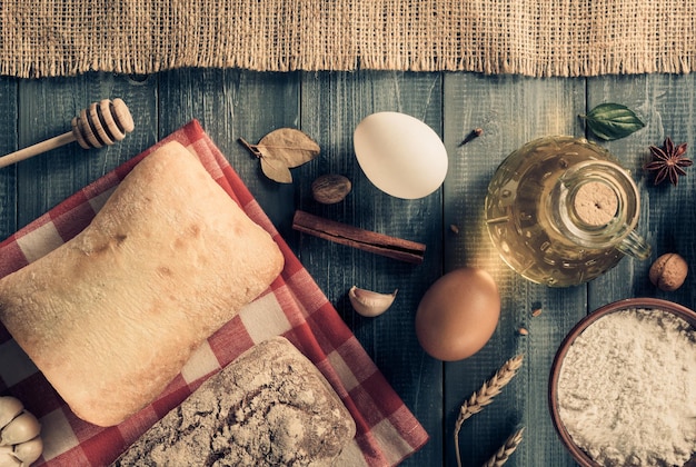 Photo pain et produits de boulangerie sur fond de bois