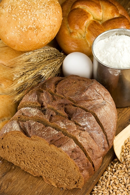 Pain et produits de boulangerie sur fond de bois