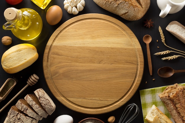 Pain et produits de boulangerie sur une surface en bois