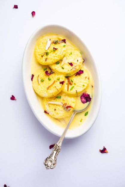 Le pain Rasmalai est la version modifiée du Ras malai traditionnel utilisant des tranches de pain au lieu de paneer