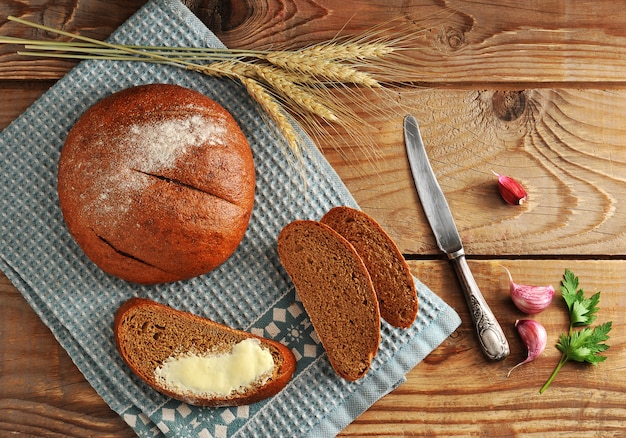 Pain rond et coupé en couteaux