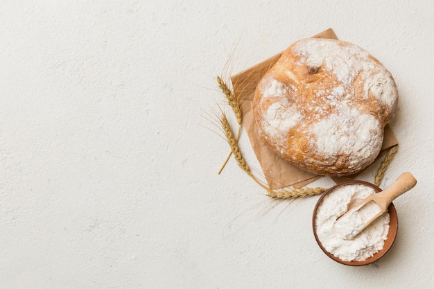 Pain rond croustillant fait maison sur une serviette Vue de dessus Pain sain sans levain Pain français Vue de dessus Produits de boulangerie