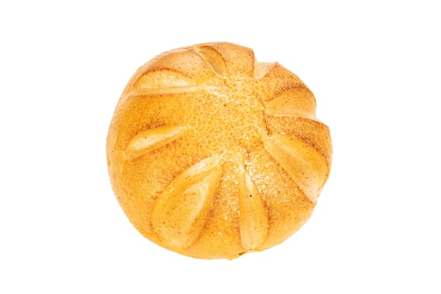 Pain rond fraîchement cuit isolé sur fond blanc