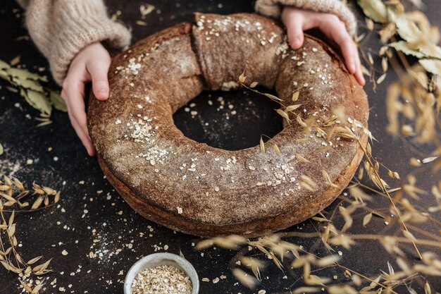 Pain rond sans levure entre les mains des enfants.