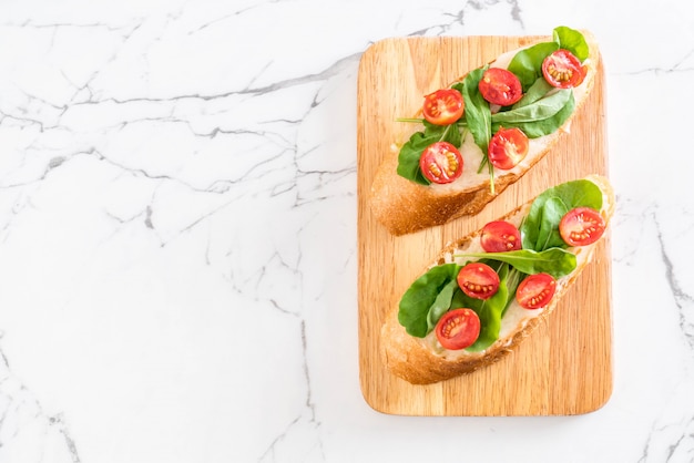 pain avec roquette et tomates