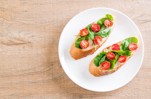 pain à la roquette et tomates