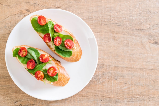 pain à la roquette et tomates