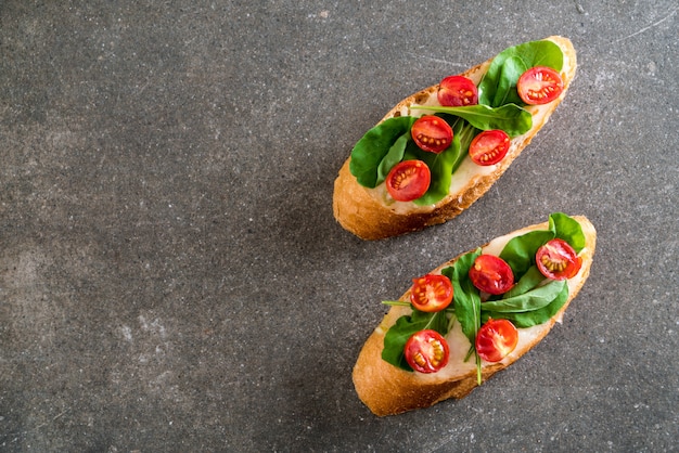 pain à la roquette et tomates