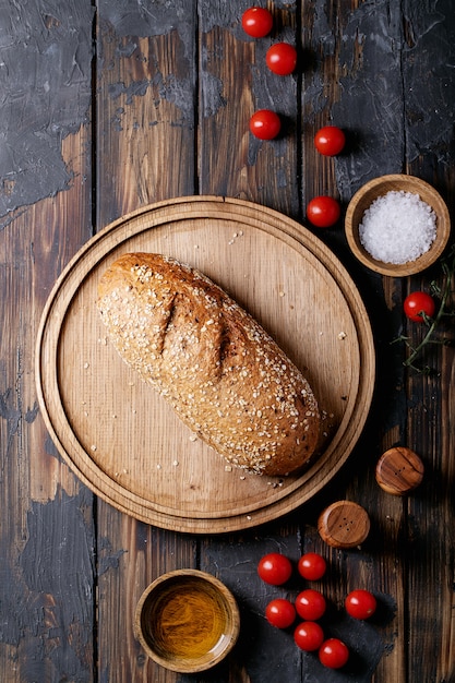 Pain rustique aux tomates