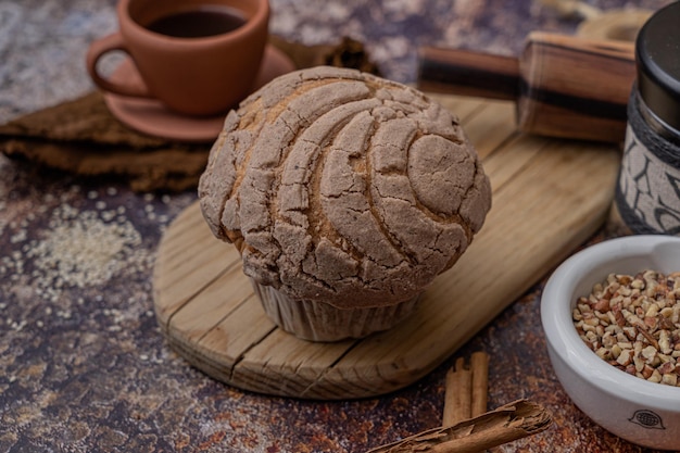 Pain rustique fait maison doux dans une table, complément avec une tasse de café, pièce de boulangerie traditionnelle