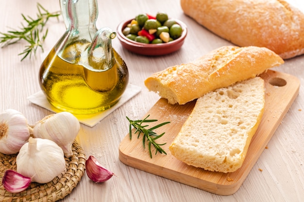 Pain rustique et huile d'olive prêts à faire des toasts