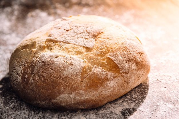 Pain rustique illuminé par le soleil du matin