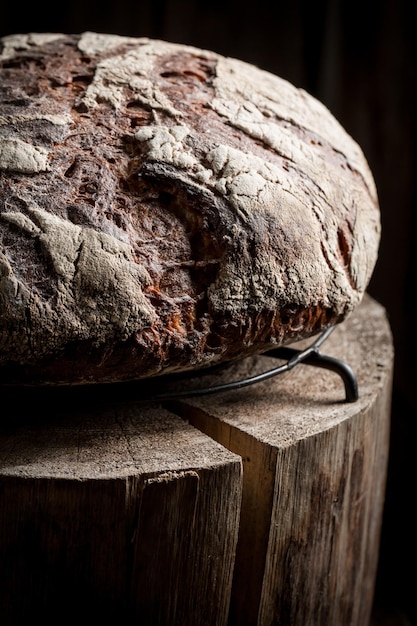 Pain sain et frais avec grains entiers sur table sombre