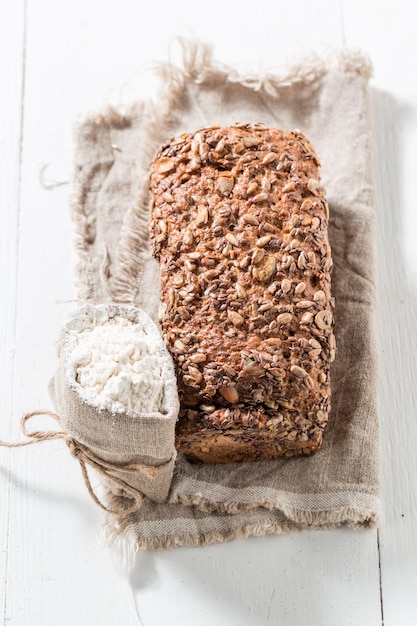 Pain sain et frais avec plusieurs grains pour le petit déjeuner