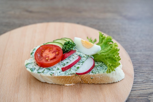 Pain avec salade de légumes et oeuf