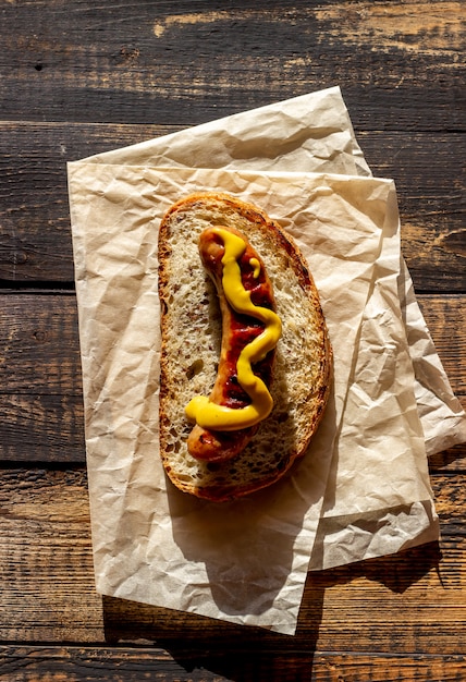 Pain avec saucisse grillée et moutarde. Cuisine allemande.